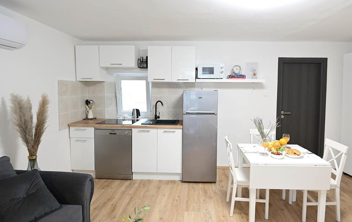 Apartment D & Studio L Dobrinj Eksteriør bilde