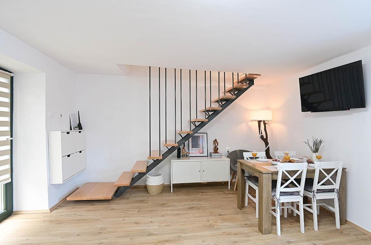 Apartment D & Studio L Dobrinj Eksteriør bilde