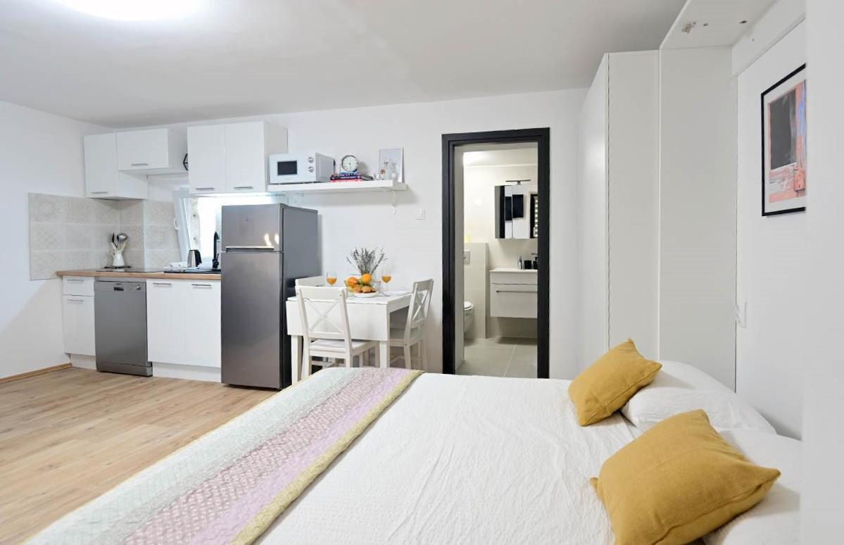 Apartment D & Studio L Dobrinj Eksteriør bilde